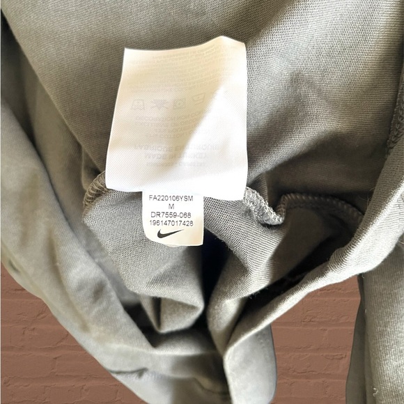 Nike Dri-FIT Wild Clash Men’s Size Medium Graphic Grey Long sleeve T-shirt NWT - Picture 10 of 11